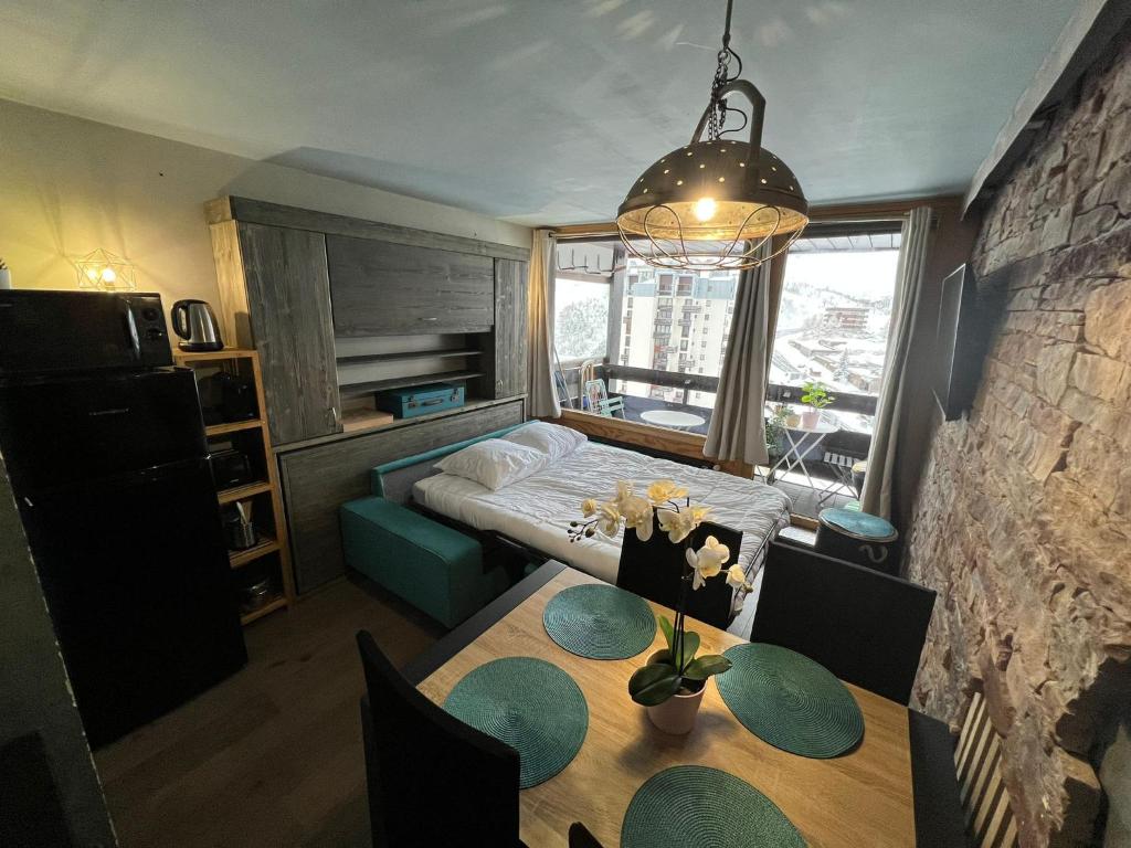 - une chambre avec une table et un lit dans l'établissement Appt 123 Home Club Tignes, à Tignes