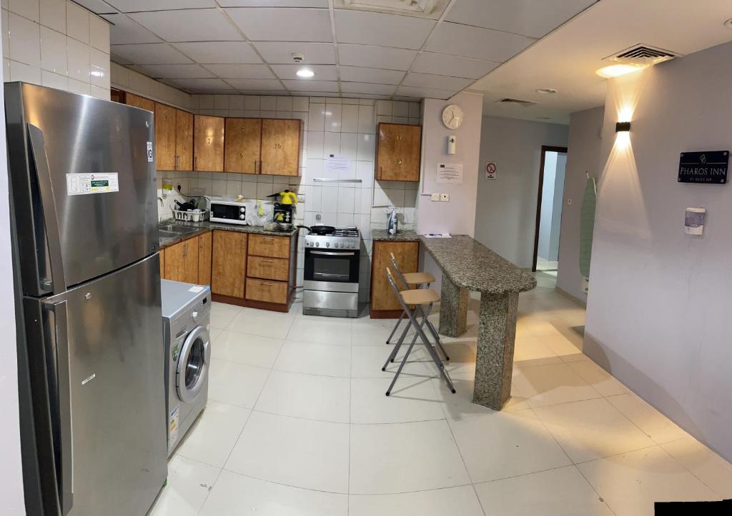 O bucătărie sau chicinetă la Pharos Inn Sheikh Zaied Private bed space