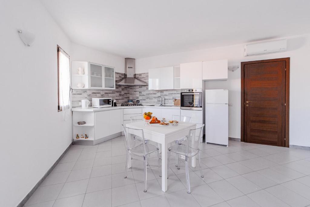 Kuchyňa alebo kuchynka v ubytovaní Isola Che Non C'é Trilocale Casa Vacanze 80 mq con Terrazza La Maddalena Sardegna