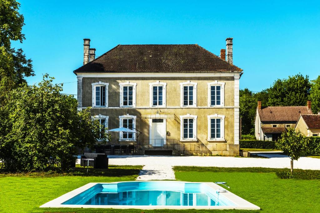 una casa grande con piscina frente a ella en LA MARSEILLAISE 15 PERS PISCINE, en Étais-la-Sauvin