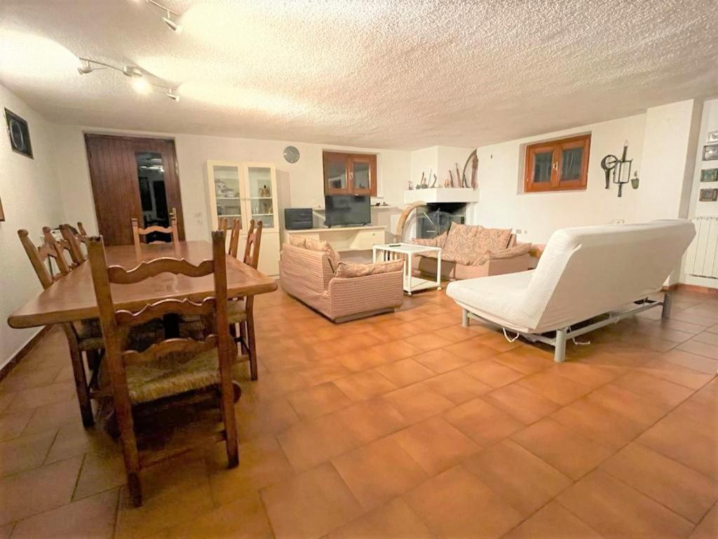 een woonkamer met een tafel en stoelen bij Taverna tranquillissima indipendente in Trezzano sul Naviglio