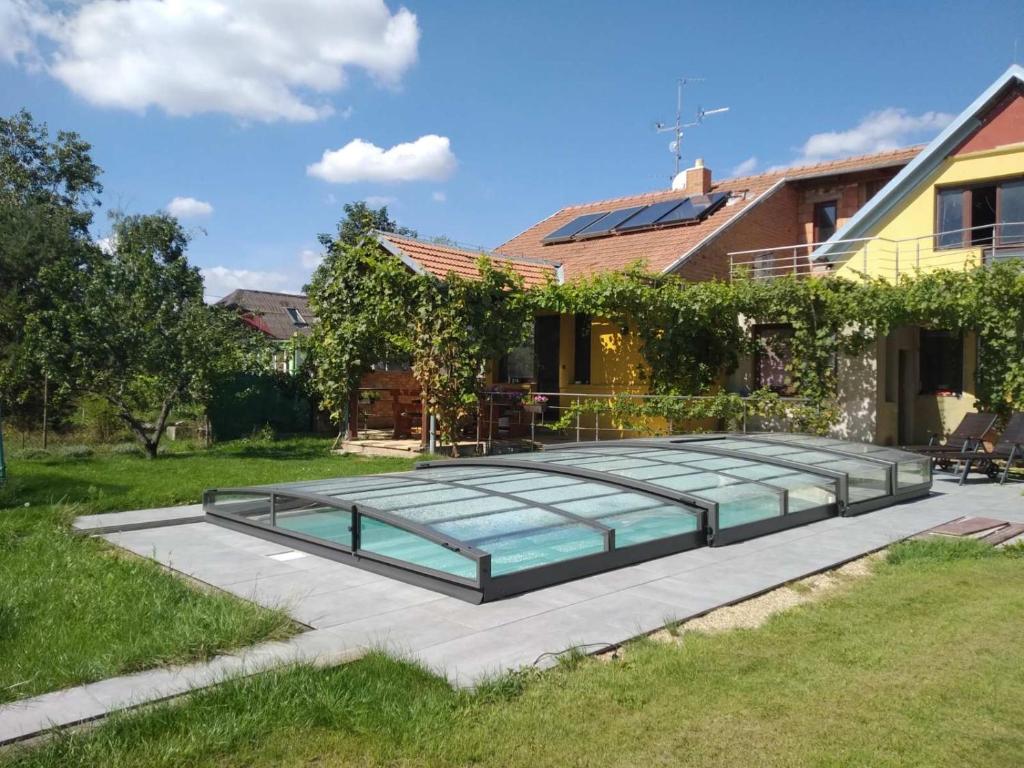 een zwembad in de tuin van een huis bij GoldMerunka in Šakvice