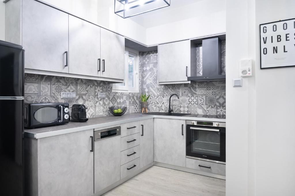 A kitchen or kitchenette at apt Eleven - cozy apartment with garden