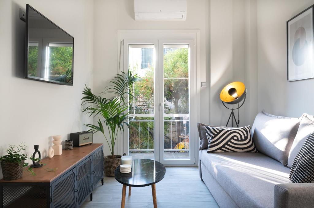 A television and/or entertainment centre at apt Eleven - cozy apartment with garden
