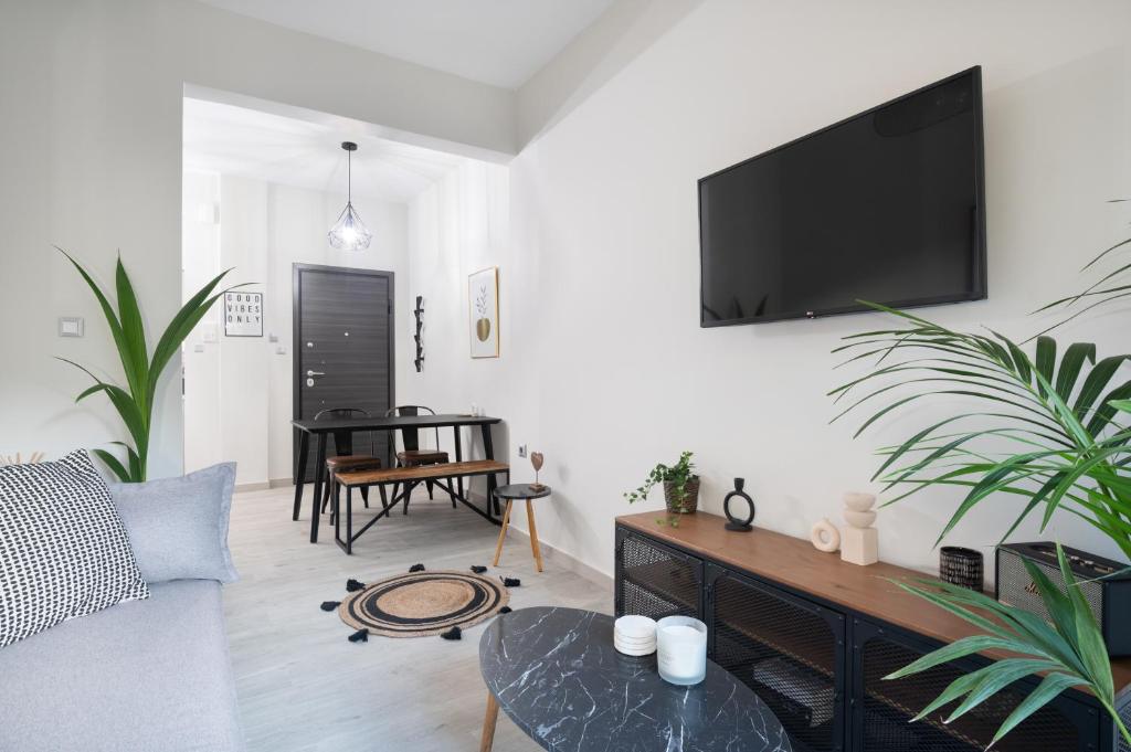 A television and/or entertainment centre at apt Eleven - cozy apartment with garden