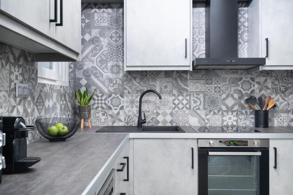 A kitchen or kitchenette at apt Eleven - cozy apartment with garden
