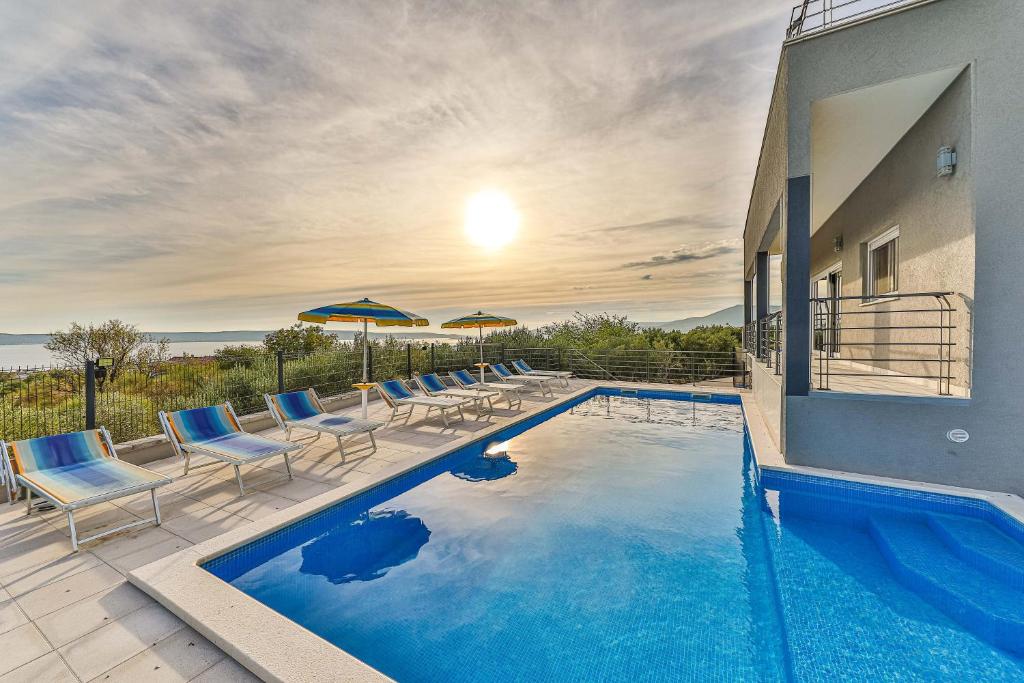Bazén v ubytovaní Intimate secluded Luxury Villa Cambello, GORGEOUS SEA VIEW in Croatia alebo v jeho blízkosti