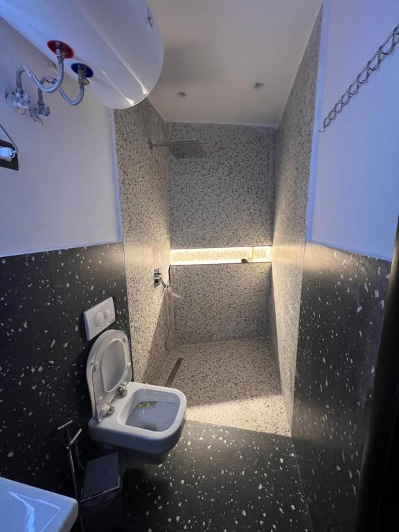 Your black & white Studio Suite - Image 7