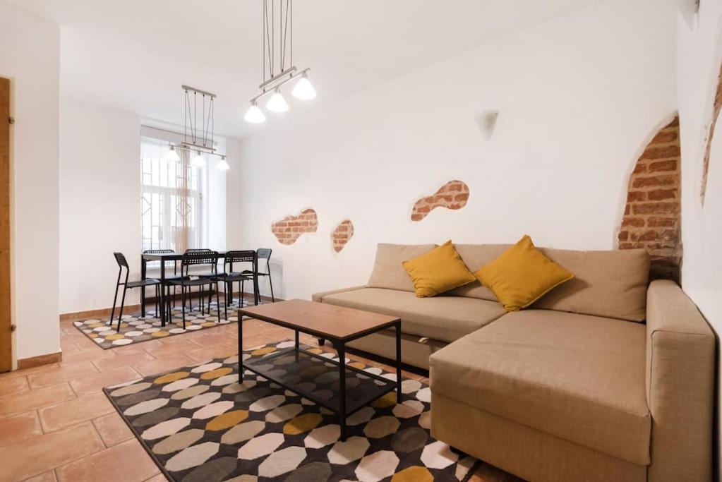 Posedenie v ubytovaní Spacious central apartment