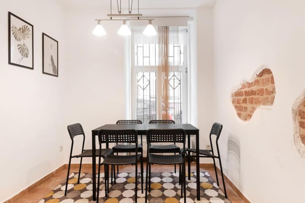 Posedenie v ubytovaní Spacious central apartment