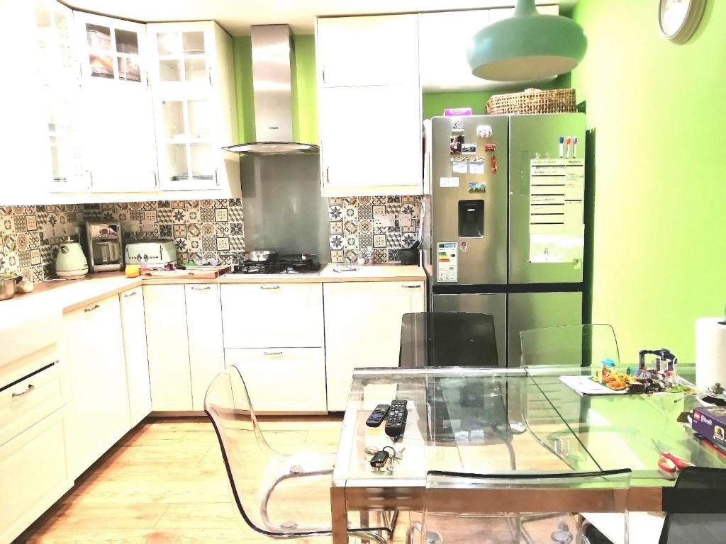 eine Küche mit Glastisch und Kühlschrank in der Unterkunft En-Suite Double Room (compact) in Strood, Rochester in Rochester