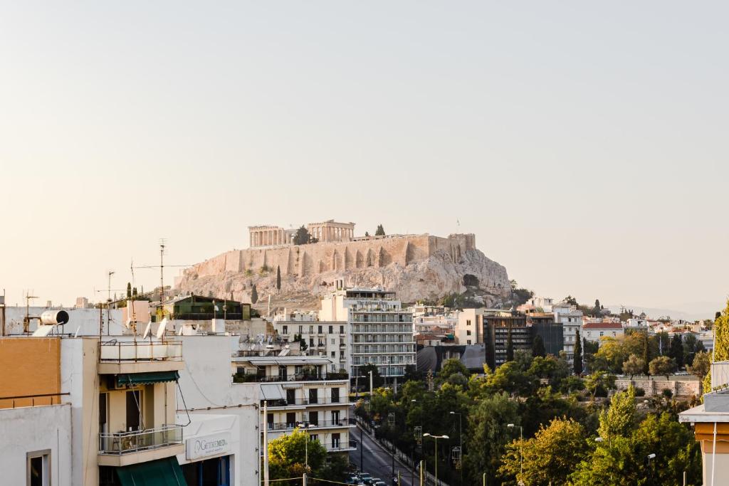 una vista dell'acropoli dalla città di Atene di Mets ad Atene