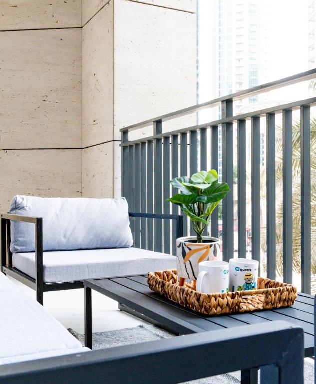 Balkón nebo terasa v ubytování HiGuests - Elegant Apt With Terrace Minutes from Burj Khalifa