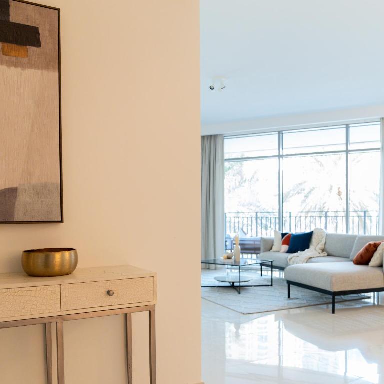 Posezení v ubytování HiGuests - Elegant Apt With Terrace Minutes from Burj Khalifa
