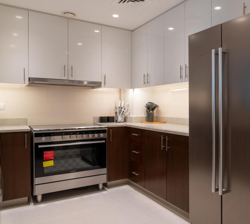 Kuchyň nebo kuchyňský kout v ubytování HiGuests - Elegant Apt With Terrace Minutes from Burj Khalifa