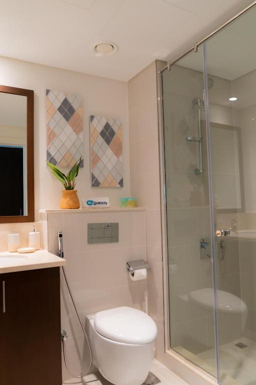 Koupelna v ubytování HiGuests - Elegant Apt With Terrace Minutes from Burj Khalifa