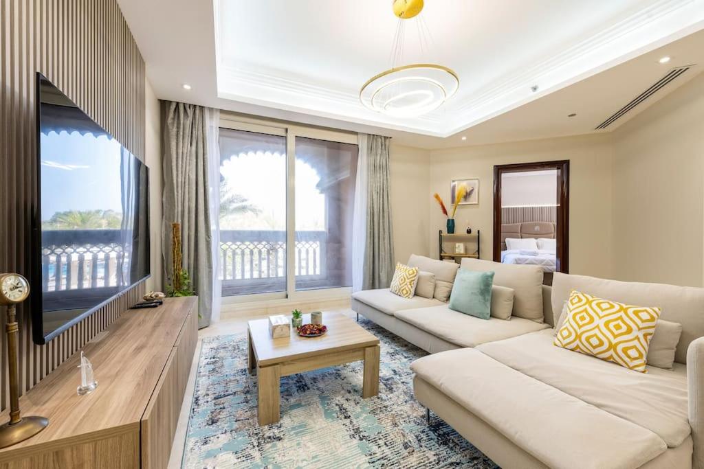 un soggiorno con divano e TV di Luxury 1Bedroom on Private Beach Residence at Palm a Dubai