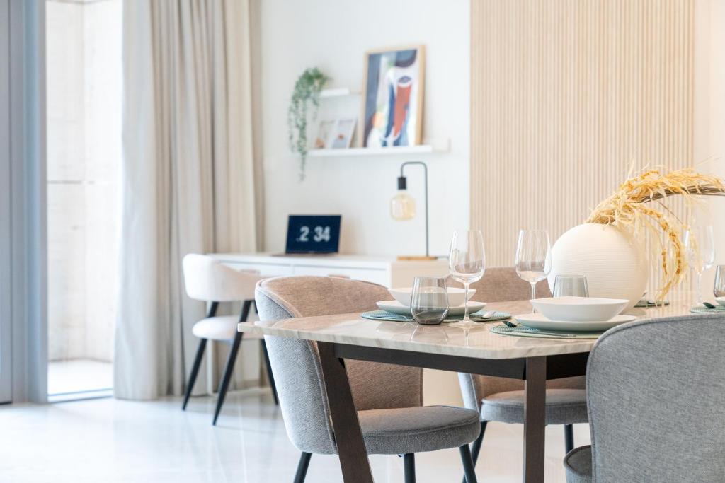 Fotografie z fotogalerie ubytování HiGuests - Elegant Apt With Terrace Minutes from Burj Khalifa v Dubaji