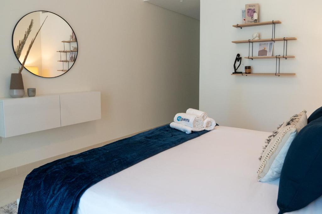 Postel nebo postele na pokoji v ubytování HiGuests - Elegant Apt With Terrace Minutes from Burj Khalifa