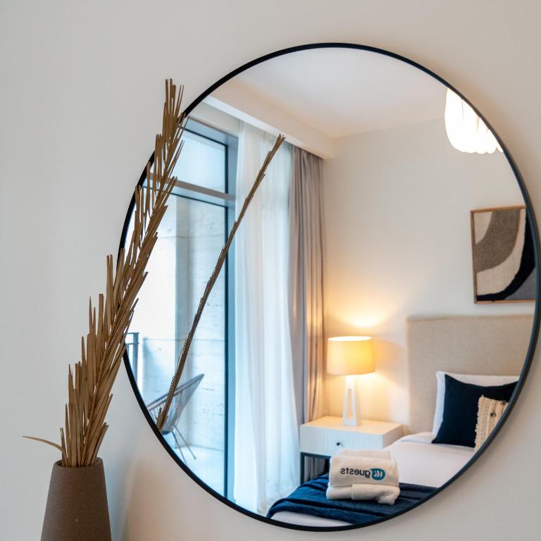Postel nebo postele na pokoji v ubytování HiGuests - Elegant Apt With Terrace Minutes from Burj Khalifa