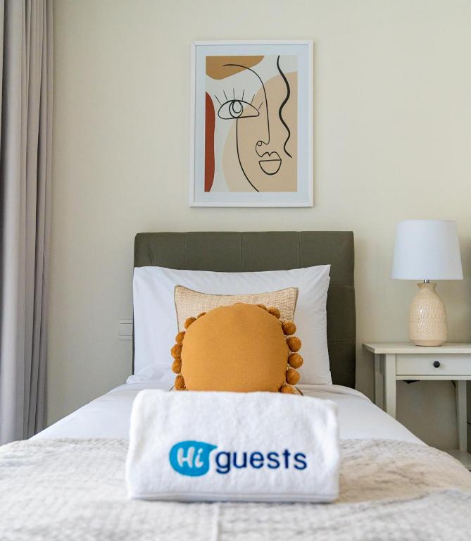 Postel nebo postele na pokoji v ubytování HiGuests - Elegant Apt With Terrace Minutes from Burj Khalifa