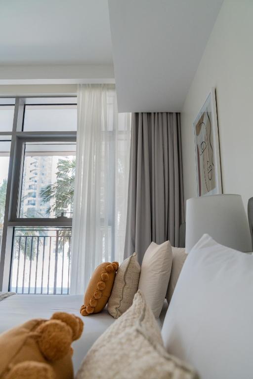Postel nebo postele na pokoji v ubytování HiGuests - Elegant Apt With Terrace Minutes from Burj Khalifa