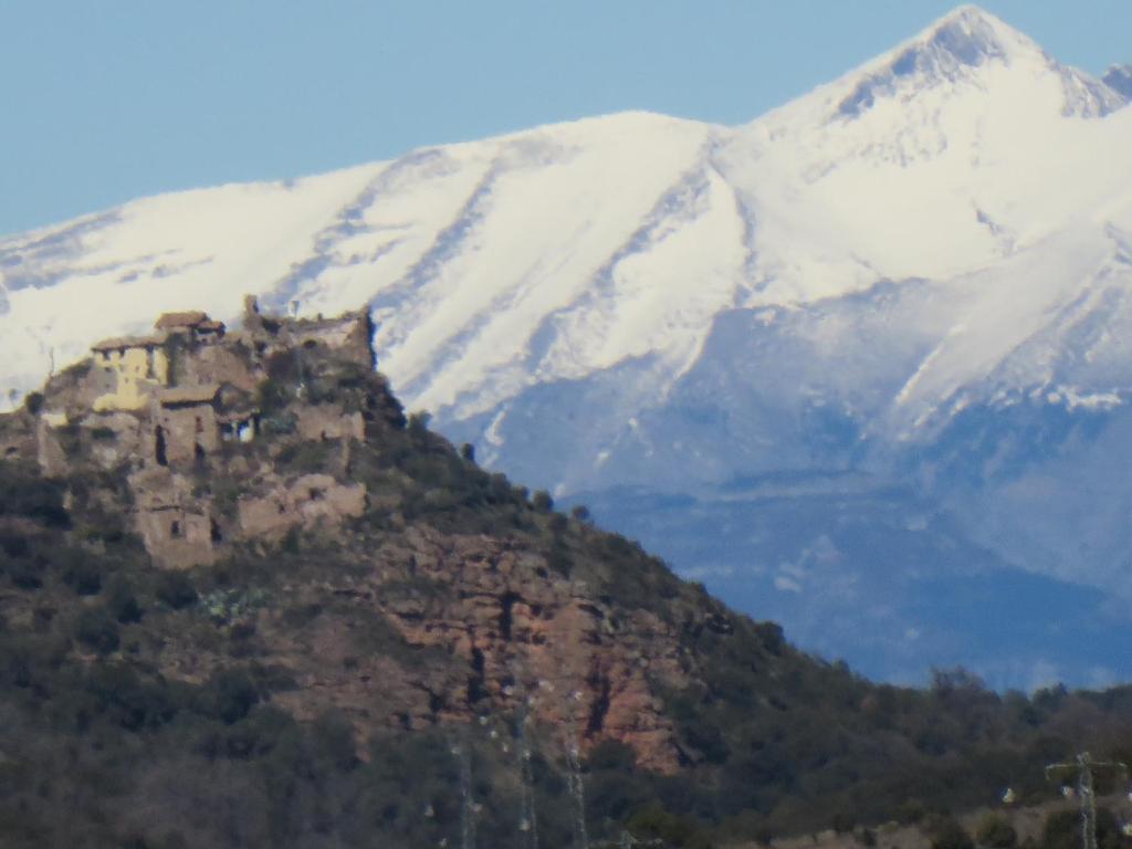 un château au sommet d'une montagne enneigée dans l'établissement Apartamento Benabarre, Huesca, à Benabarre
