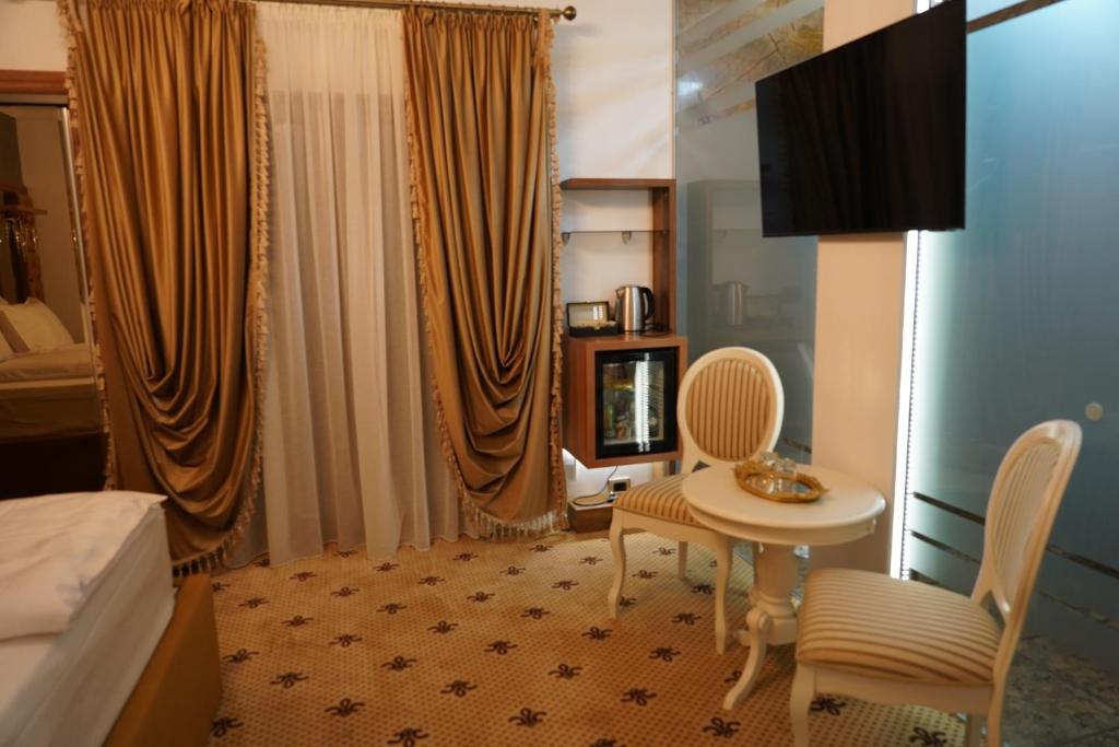 TV a/nebo společenská místnost v ubytování Vila Imperial One Luxury Boutique Hotel