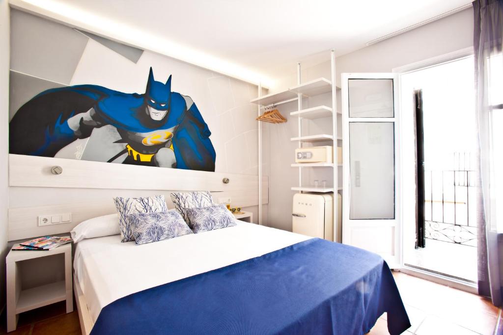 ein Schlafzimmer mit einem Superhelden-Wandbild in der Unterkunft Ryans Pocket in Ibiza-Stadt