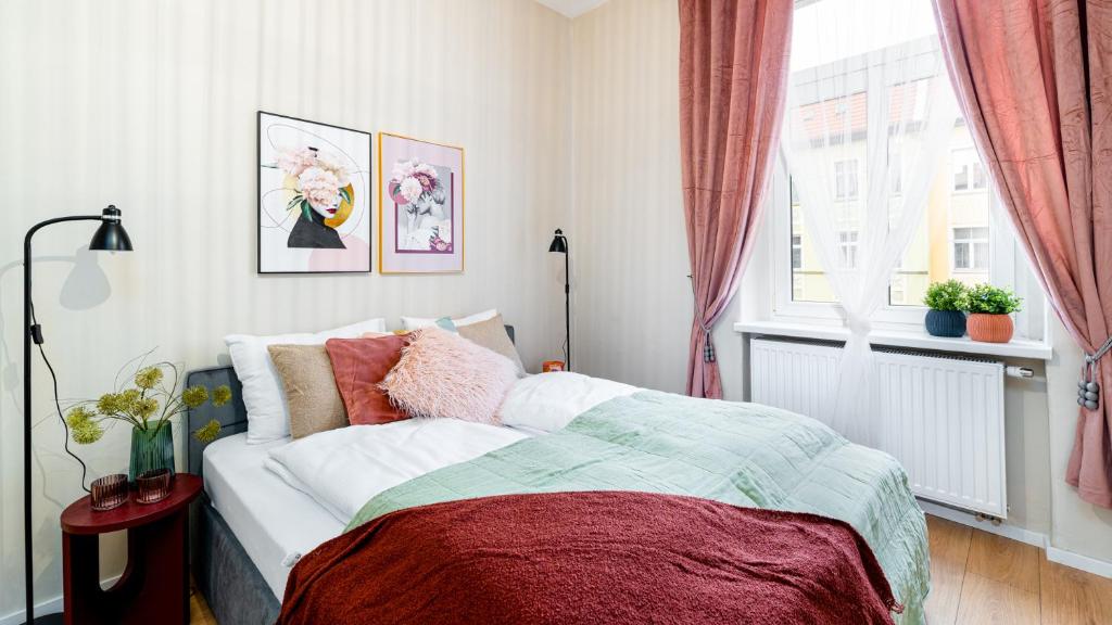 Postel nebo postele na pokoji v ubytování HELLO Apartamenty - RETRO apartament w centrum