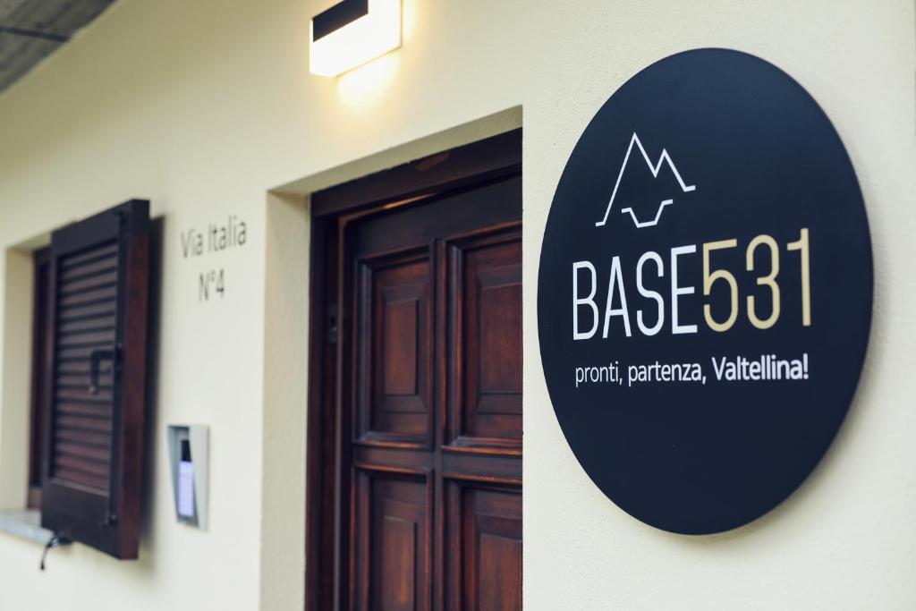 Certificato, attestato, insegna o altro documento esposto da Base531
