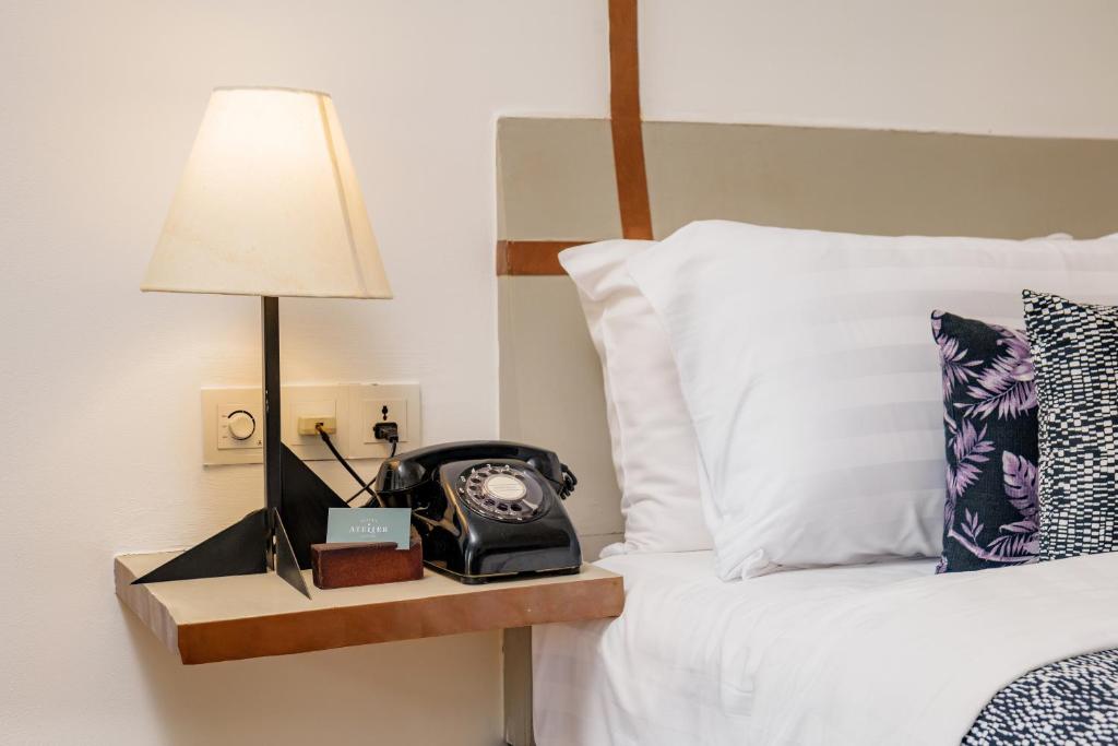 Postel nebo postele na pokoji v ubytování Atelier Hotel