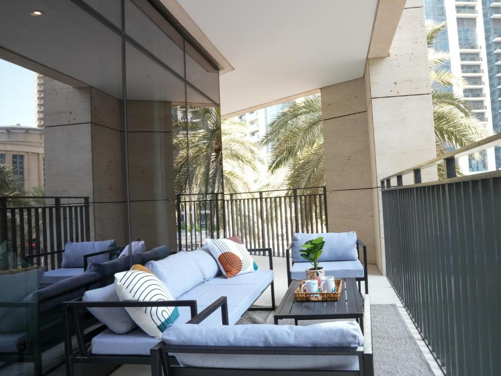 Posezení v ubytování HiGuests - Elegant Apt With Terrace Minutes from Burj Khalifa