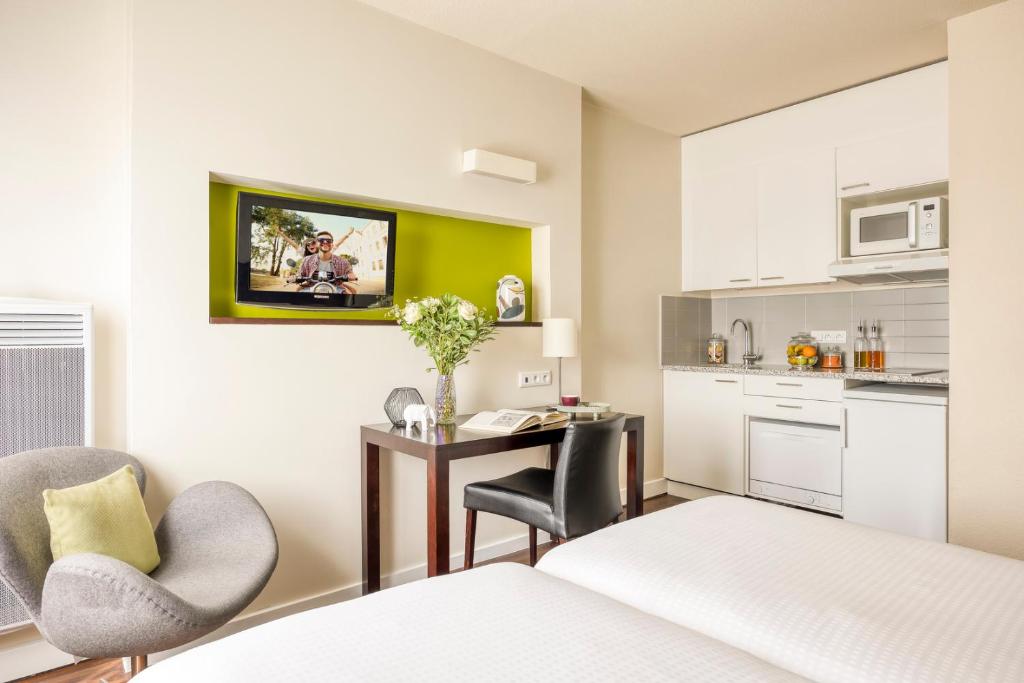 Kuchyň nebo kuchyňský kout v ubytování Citadines Sainte-Catherine Brussels