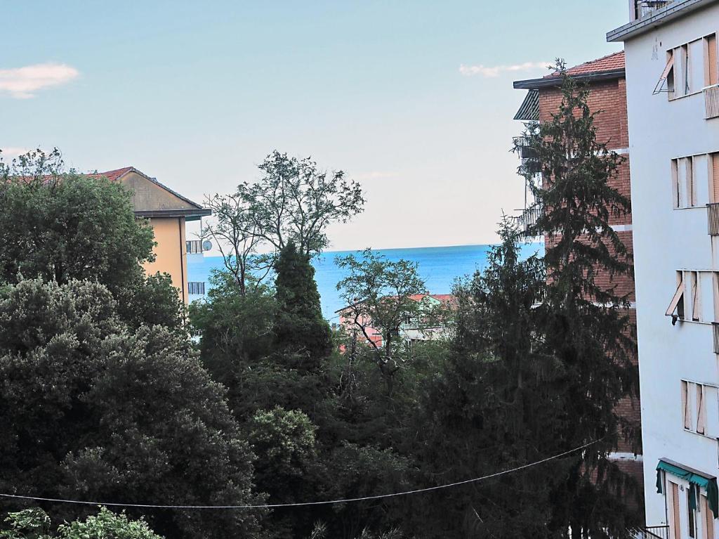 uitzicht op bomen en gebouwen in een stad bij La Casa Di Wilde in Lerici