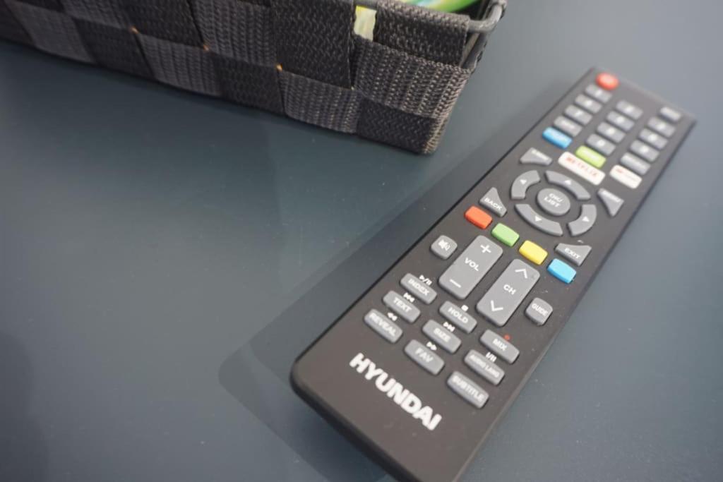 Televízia a/alebo spoločenská miestnosť v ubytovaní Coquet STUDIO TOUT ÉQUIPÉ CENTRE VILLE WIFI 2PERS