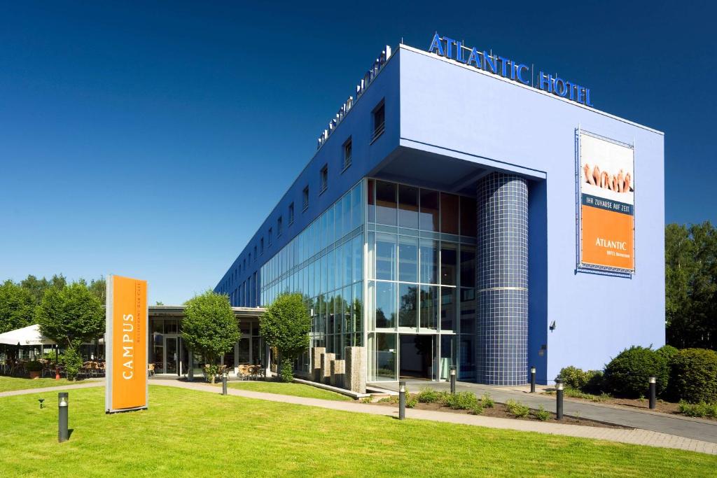 ein großes Gebäude mit einem Schild davor in der Unterkunft Atlantic Hotel Universum in Bremen