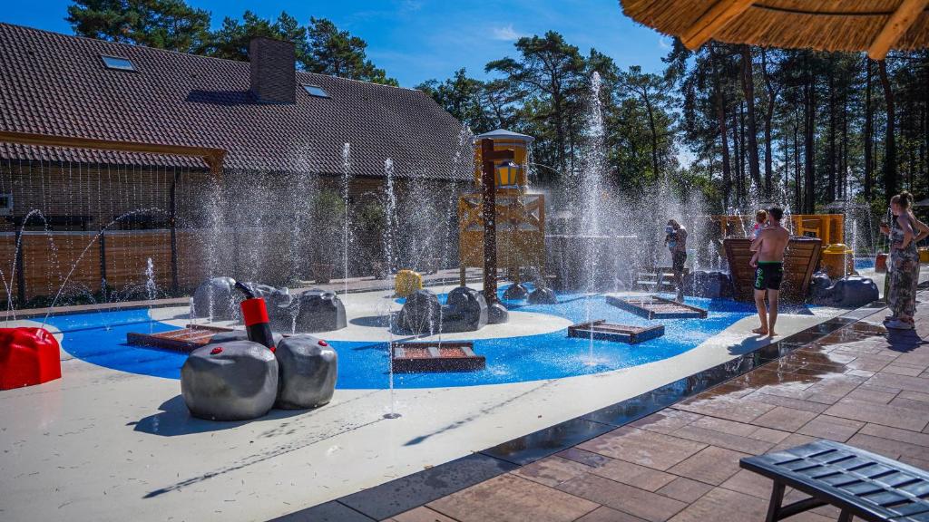 Bazén v ubytování EuroParcs Hoge Kempen nebo v jeho okolí