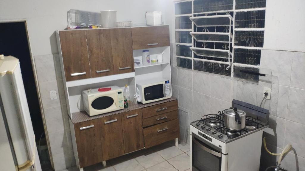 Kuchyň nebo kuchyňský kout v ubytování Hostel da Floresta