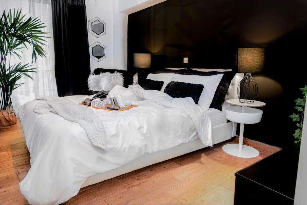 Postel nebo postele na pokoji v ubytování Novel Acropolis Apartment