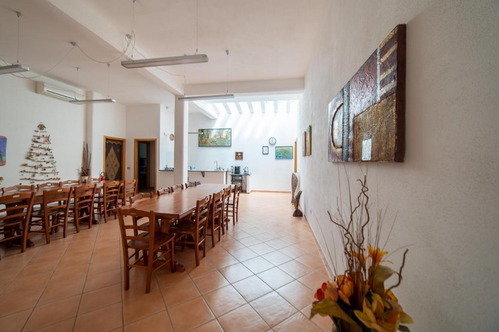 A television and/or entertainment centre at Verdeblu Country Hotel
