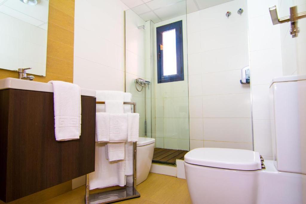 Łazienka w obiekcie Apartamentos 16:9 Suites Almería