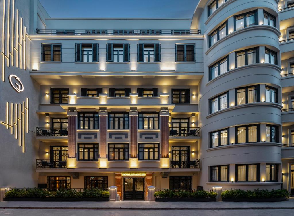 un grand bâtiment blanc éclairé dans l'établissement Gleam Collection Hotel, à Istanbul