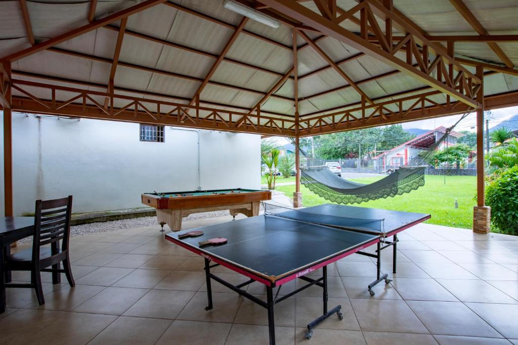 Stolní tenis v ubytování Condo's Vista Al Volcan nebo okolí