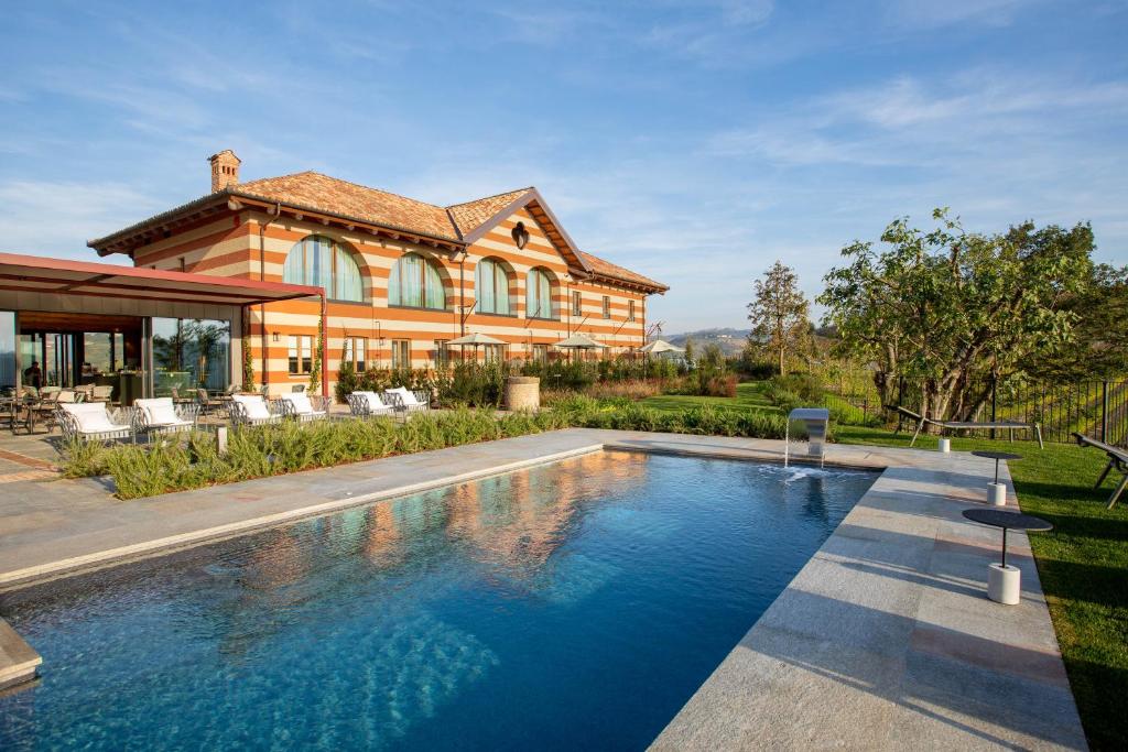 ein Haus mit einem Pool vor einem Haus in der Unterkunft Villaggio Narrante - Cascina Galarej in Sorano