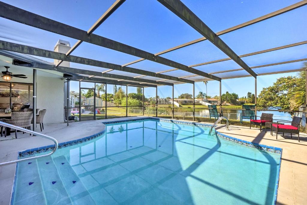 una piscina cubierta con un gran techo de cristal en Waterfront Port Richey House with Heated Pool!, en Port Richey