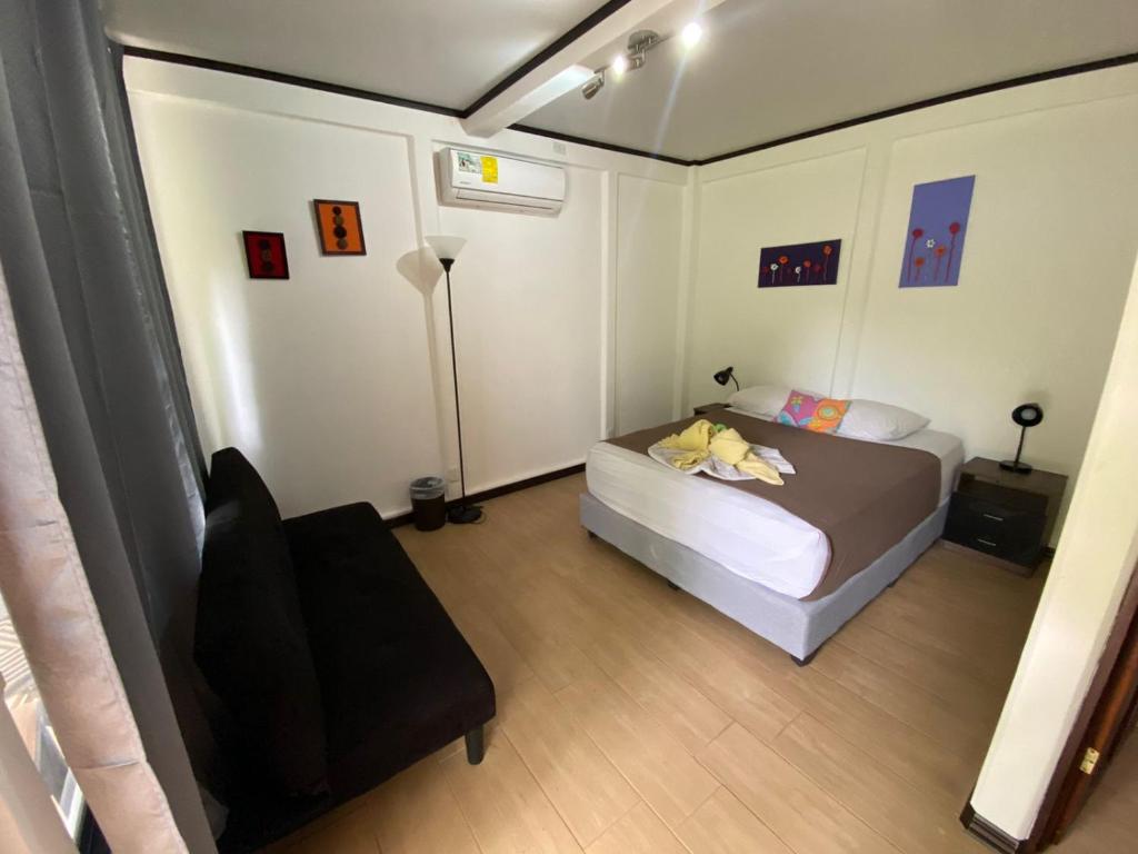 Postel nebo postele na pokoji v ubytování Aracari Garden Hostel