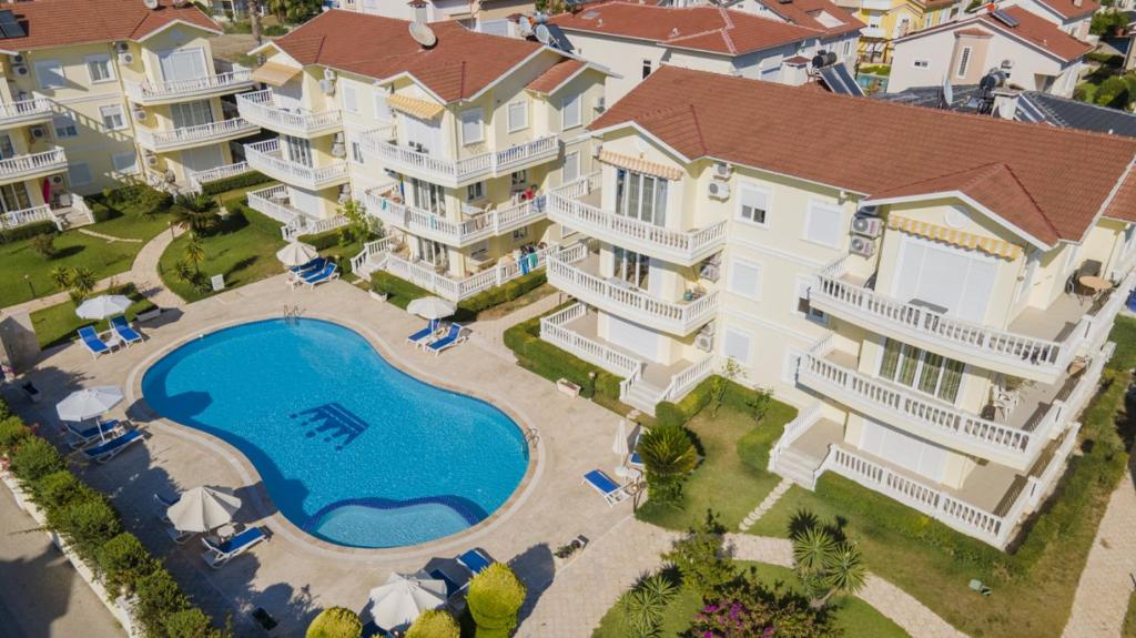 einen Luftblick auf ein großes Haus mit einem Pool in der Unterkunft Flat with Balcony and Shared Pool in Belek in Belek