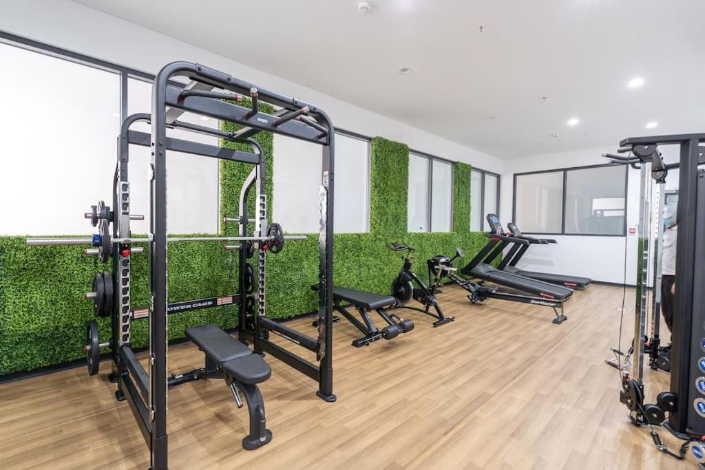 Fitness centrum a/nebo fitness zařízení v ubytování Tropical Loft with working station in JVC