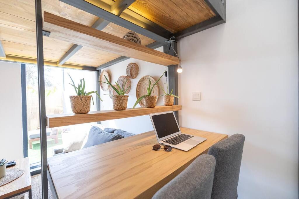 TV a/nebo společenská místnost v ubytování Tropical Loft with working station in JVC